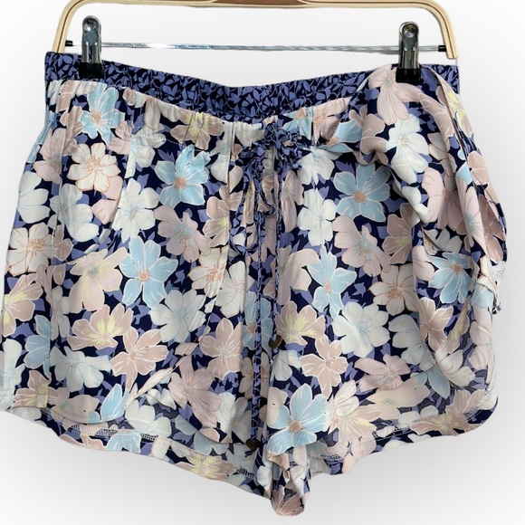 Super Cute Vanilla Star Floral Shorts Size L | Split Front With Overlap Pocket - Picture 5 of 5